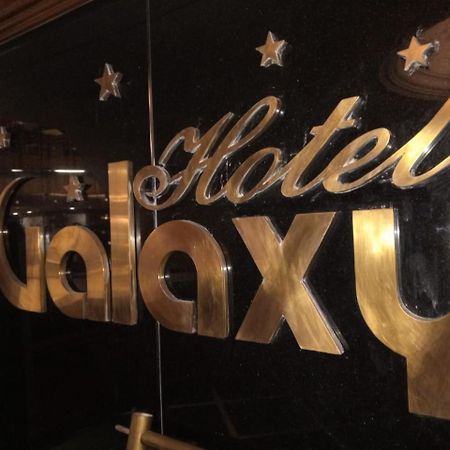 Hotel Galaxy Surat Eksteriør billede