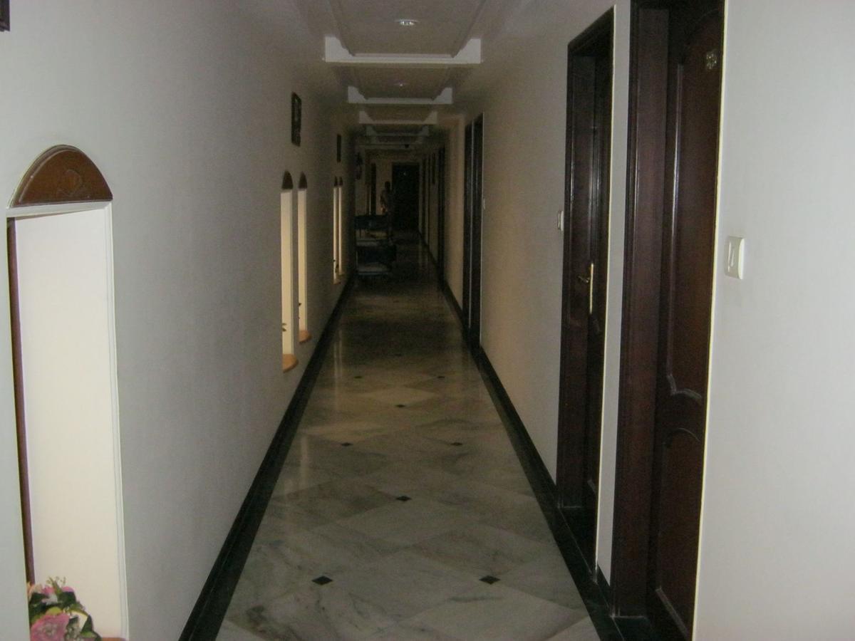 Hotel Galaxy Surat Eksteriør billede