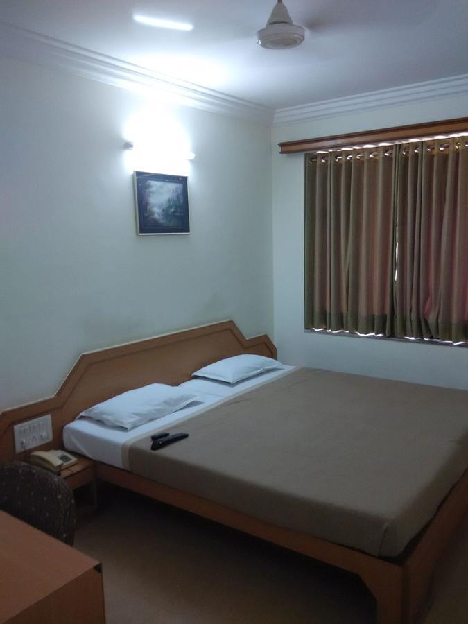 Hotel Galaxy Surat Eksteriør billede
